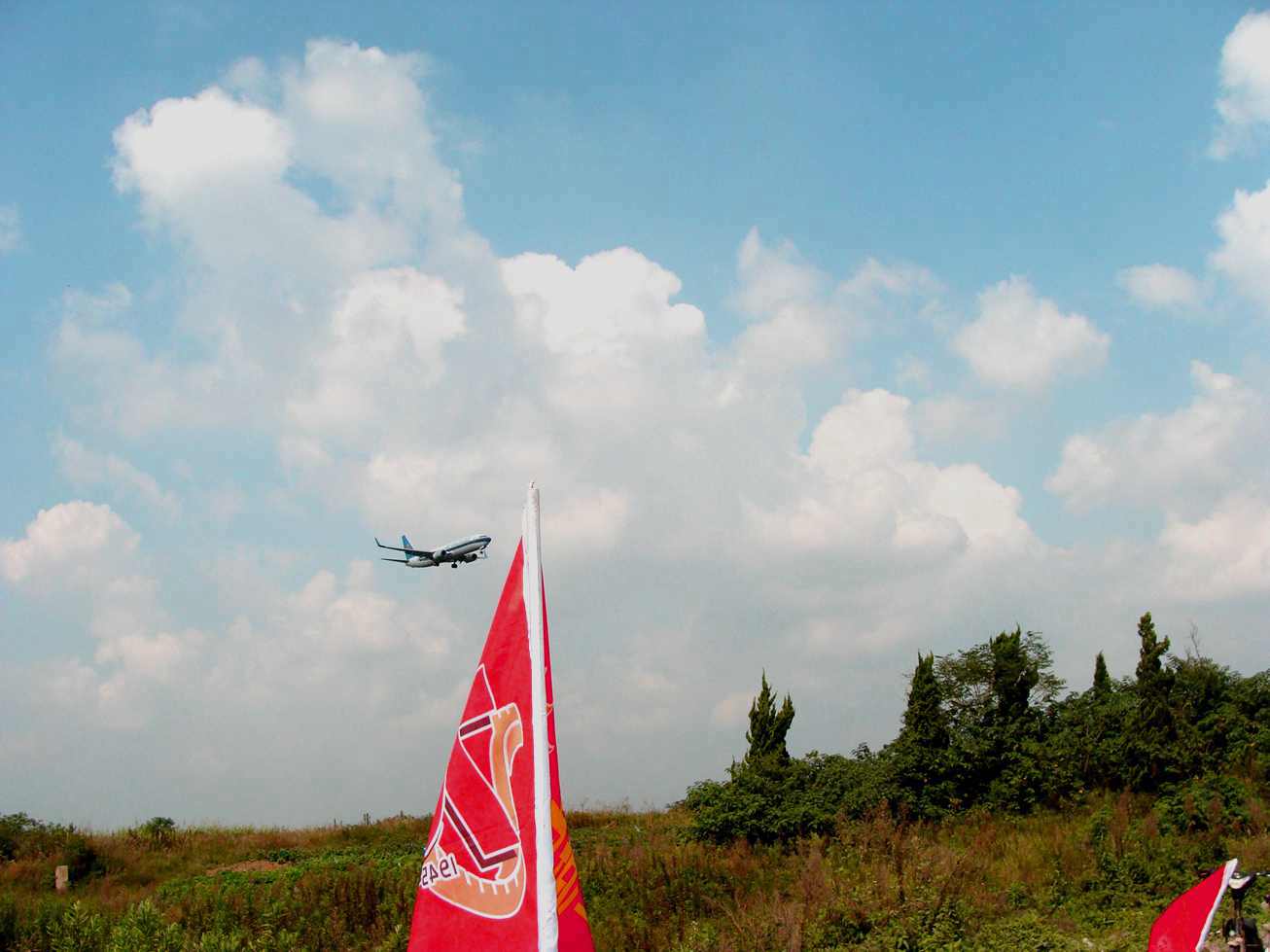 DSC07932飞机与红旗3.jpg